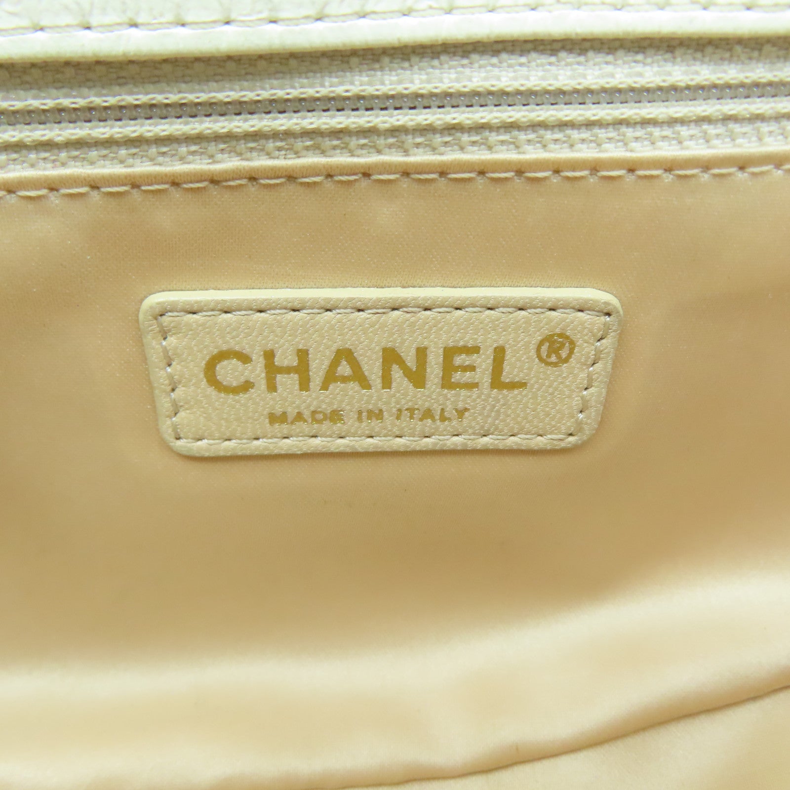 CHANEL 漆皮皮革Chain Shoulder金扣鏈帶肩背袋白色