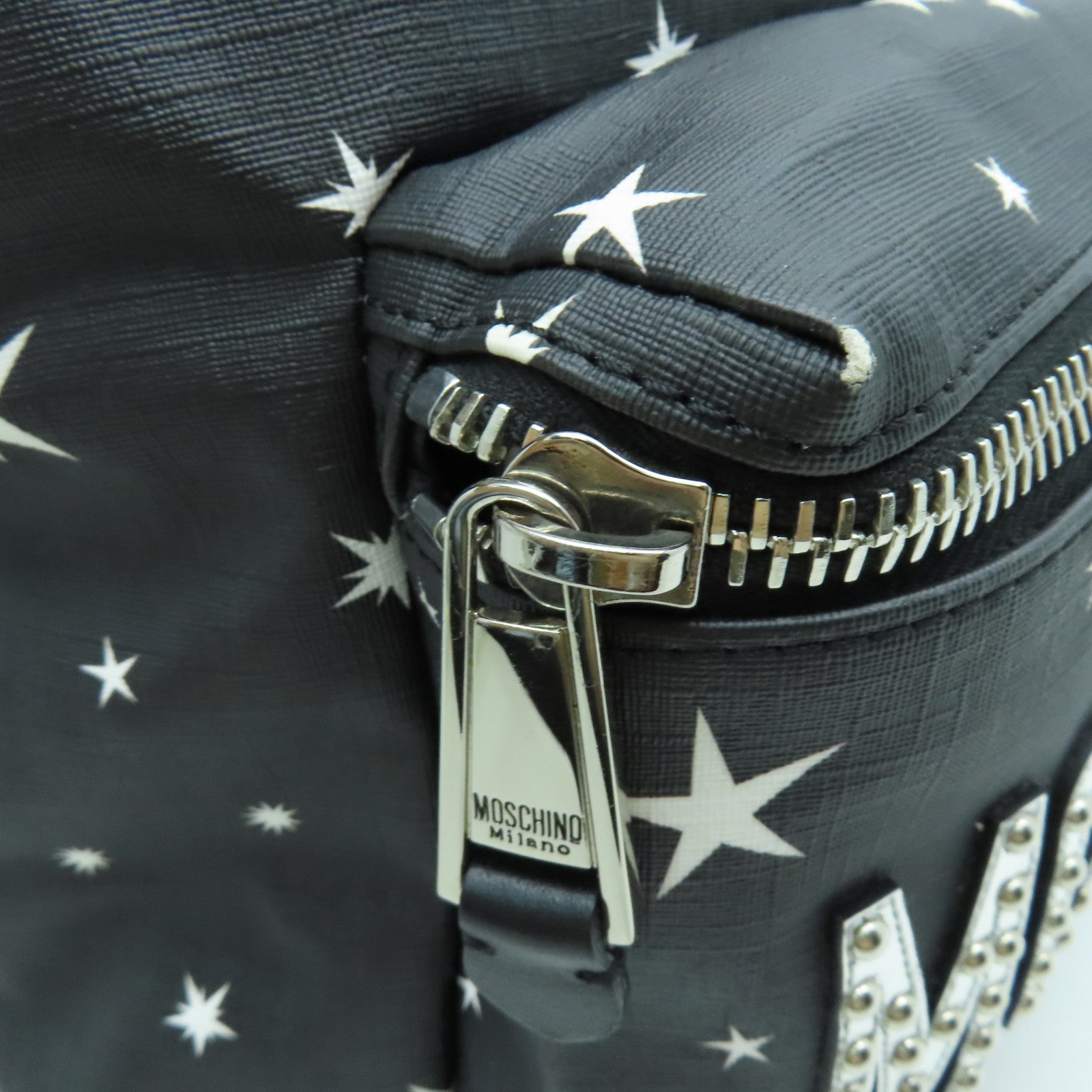 MOSCHINO 塗層帆布Backpack銀扣背包黑色