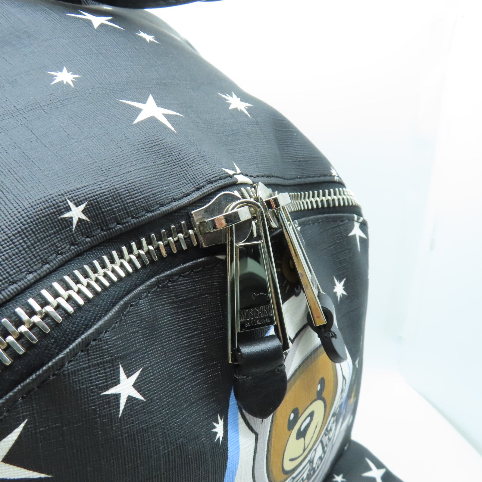 MOSCHINO 塗層帆布Backpack銀扣背包黑色