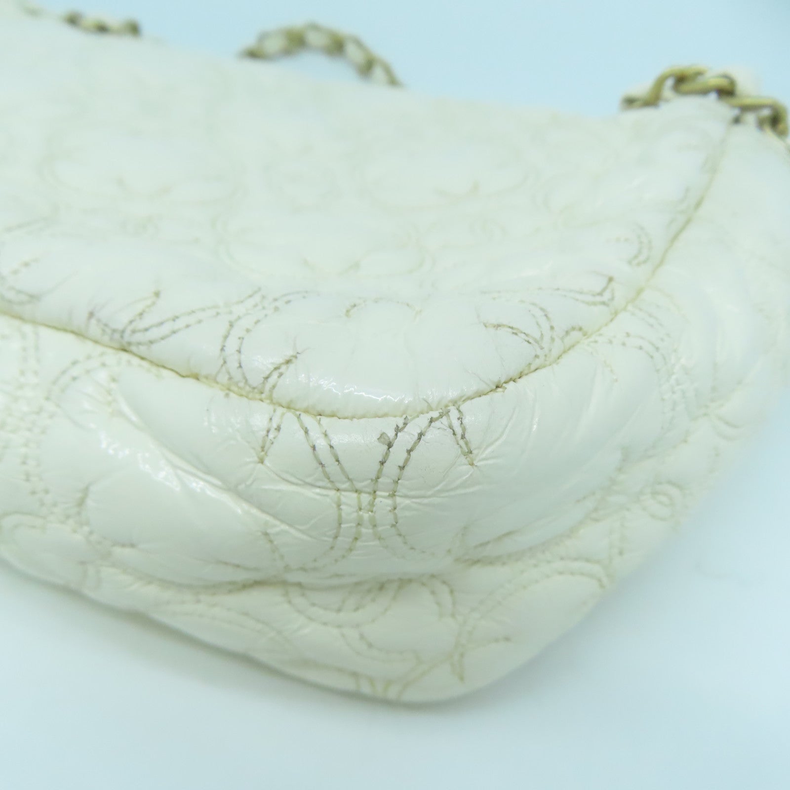 CHANEL 漆皮皮革Chain Shoulder金扣鏈帶肩背袋白色