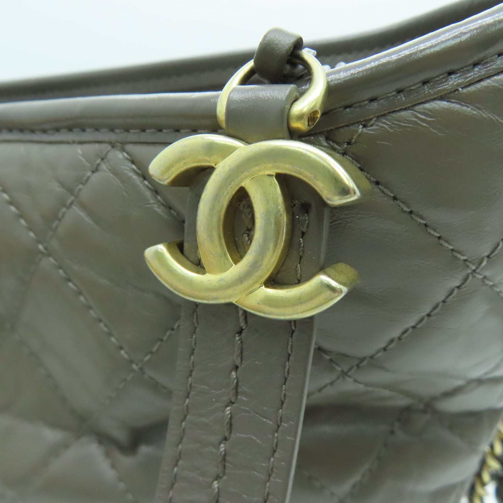 CHANEL 菱格Aged Calf皮革Gabrielle肩背袋灰色