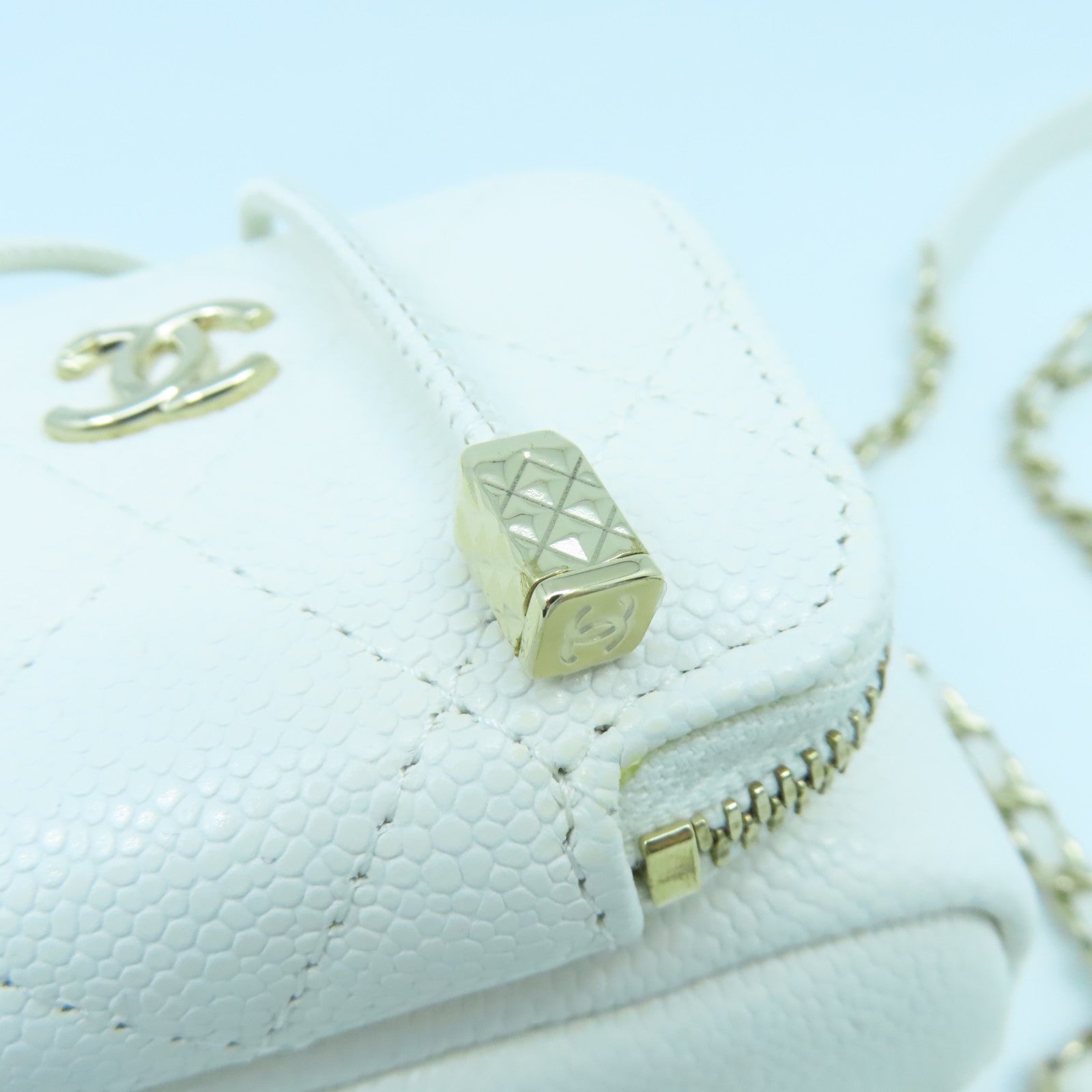 CHANEL 菱格Caviar皮革Hobo Mini Bag金扣鏈帶肩背袋白色
