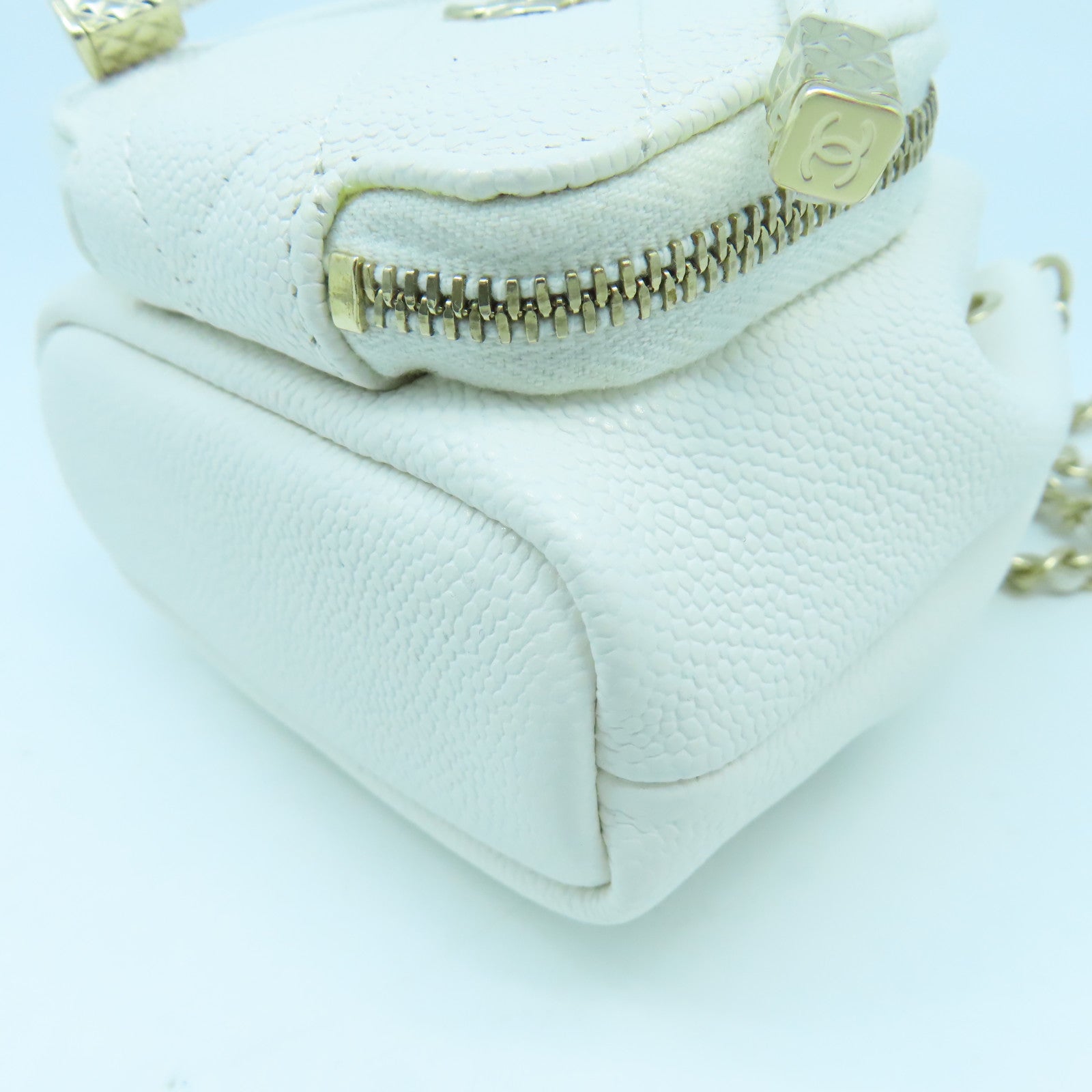 CHANEL 菱格Caviar皮革Hobo Mini Bag金扣鏈帶肩背袋白色
