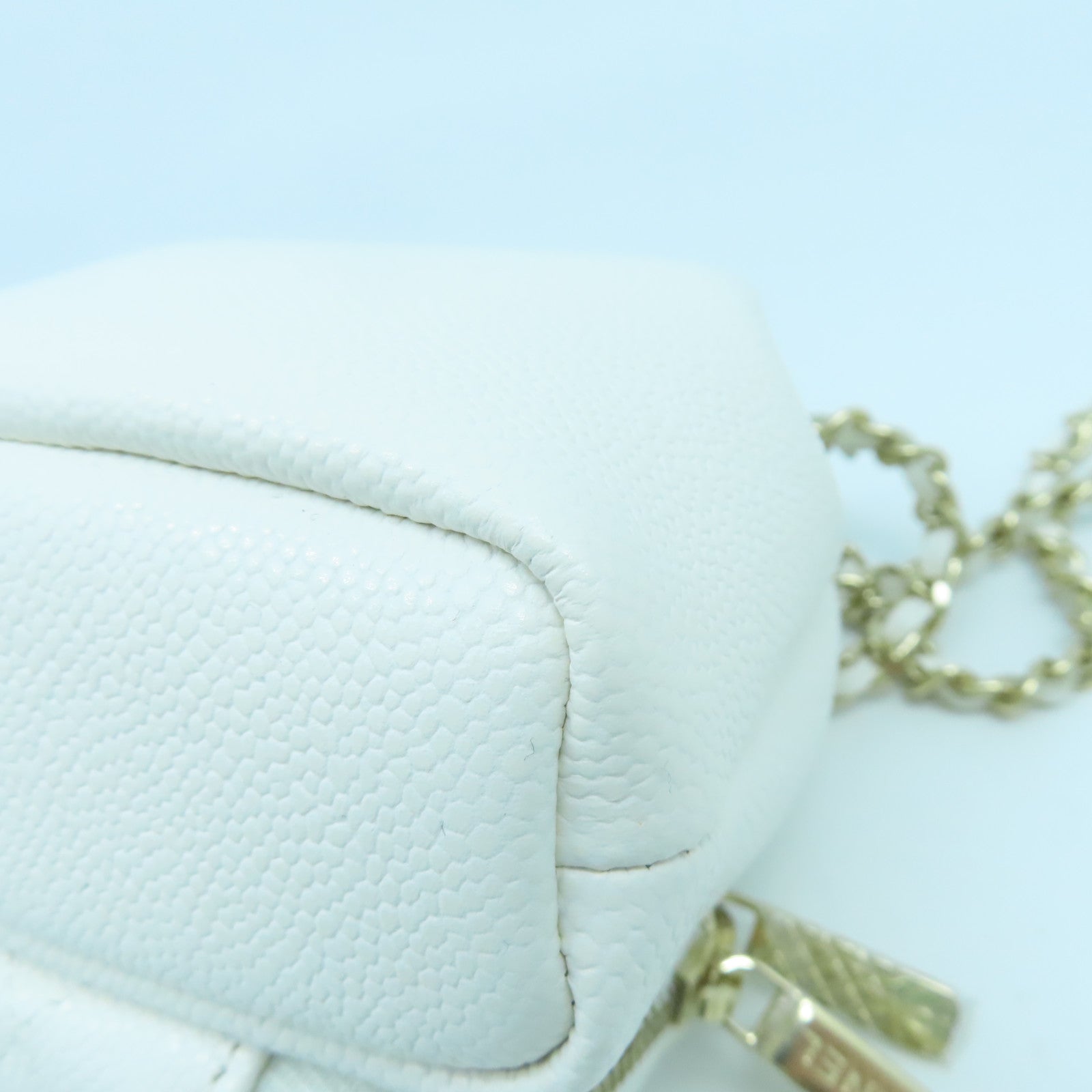 CHANEL 菱格Caviar皮革Hobo Mini Bag金扣鏈帶肩背袋白色