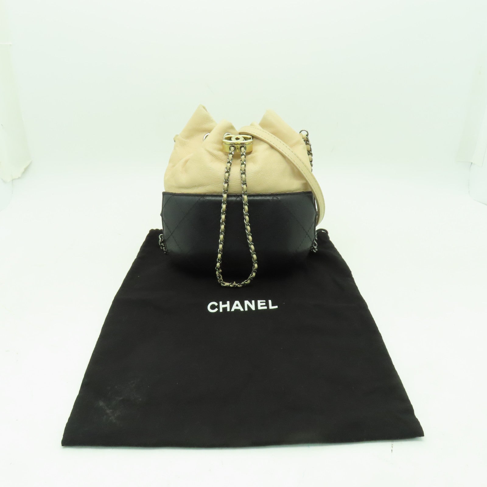 CHANEL 菱格皮革Gabrielle Bucket金扣/銀扣鏈帶肩背袋米色/黒色
