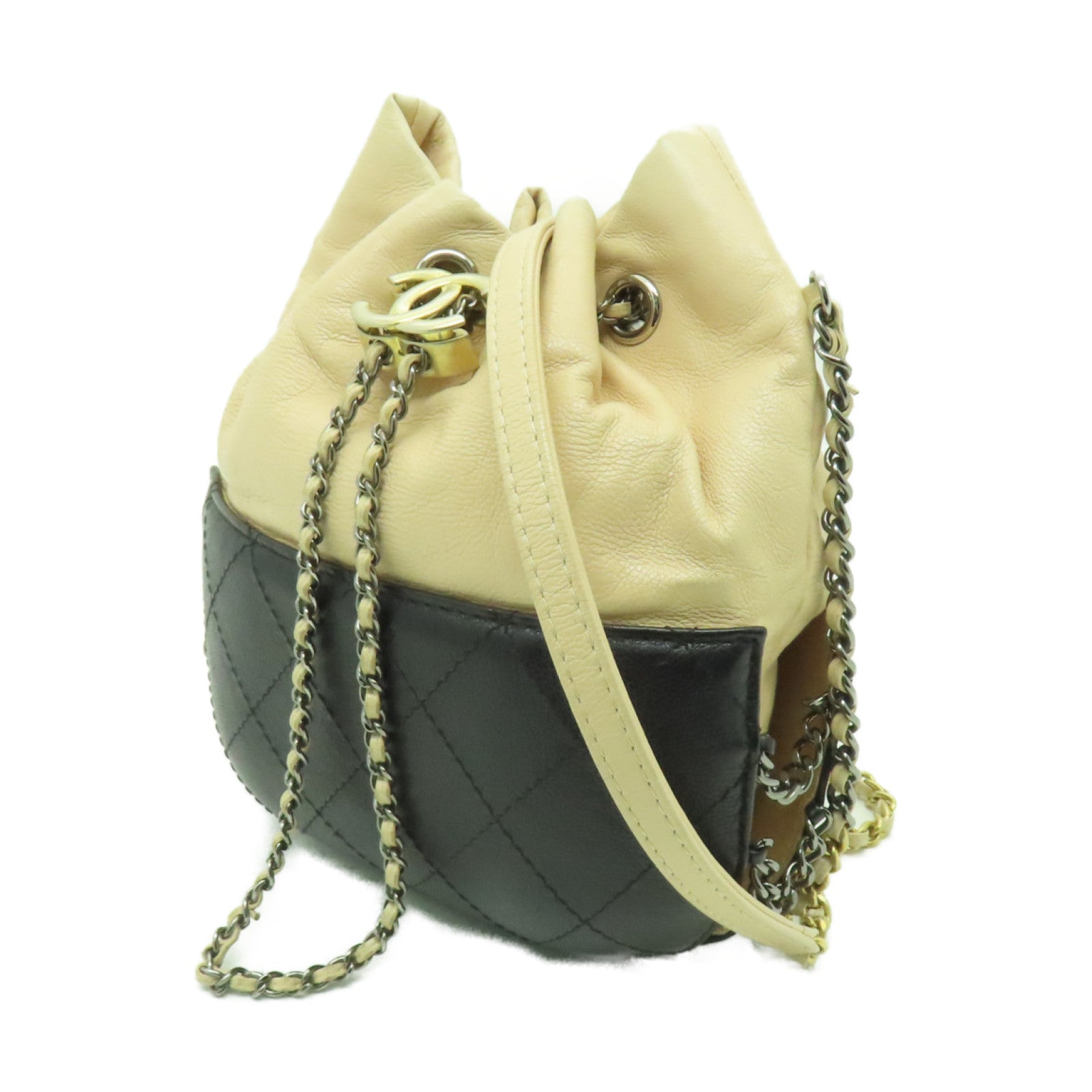 CHANEL 菱格皮革Gabrielle Bucket金扣/銀扣鏈帶肩背袋米色/黒色