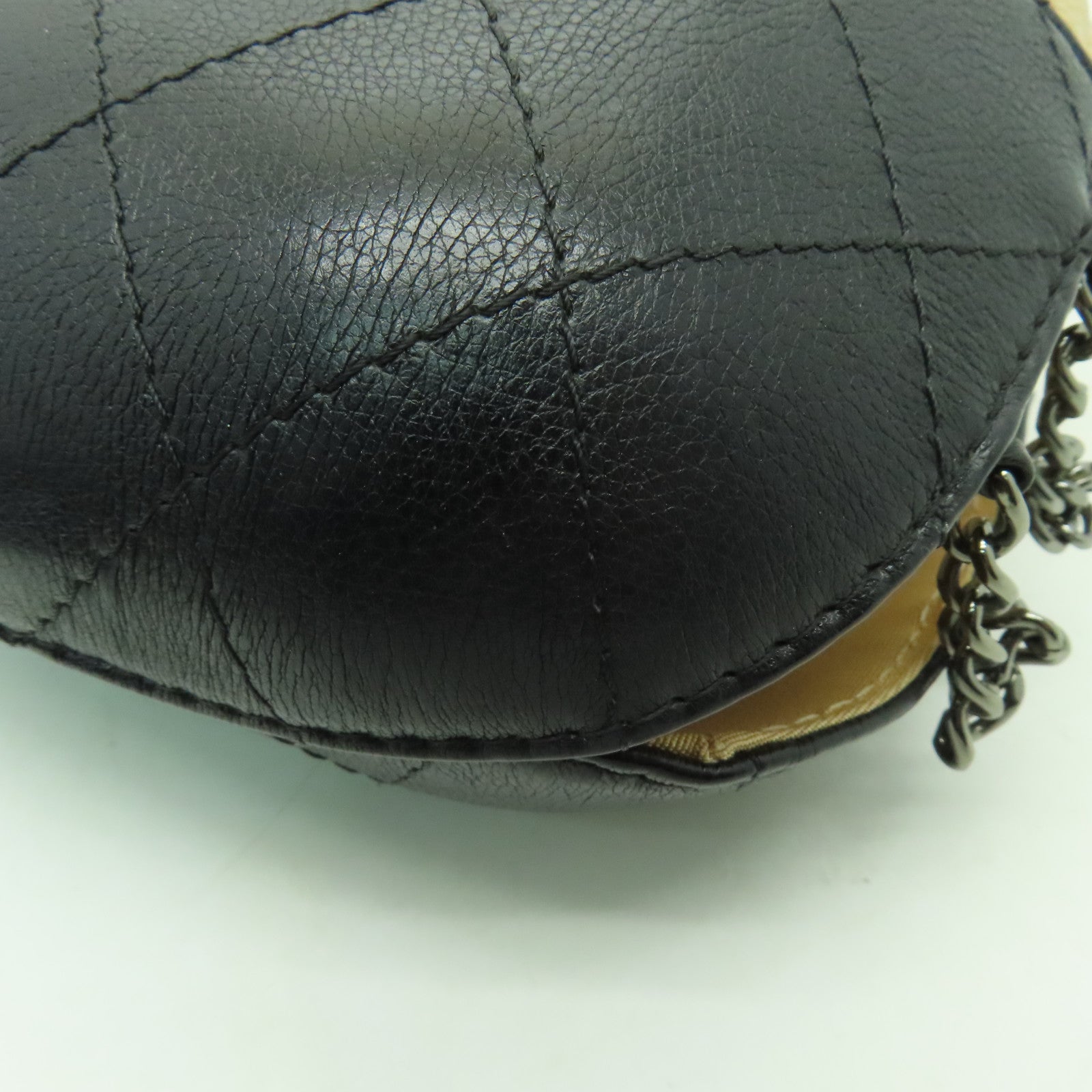 CHANEL 菱格皮革Gabrielle Bucket金扣/銀扣鏈帶肩背袋米色/黒色