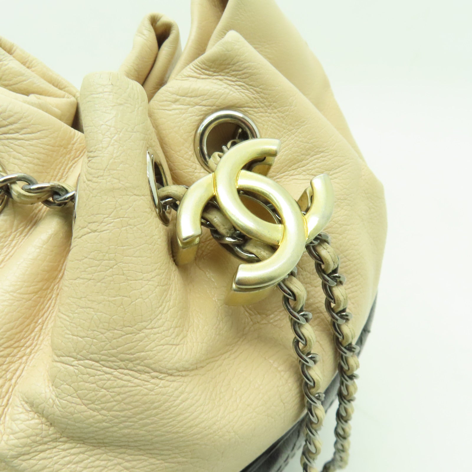 CHANEL 菱格皮革Gabrielle Bucket金扣/銀扣鏈帶肩背袋米色/黒色