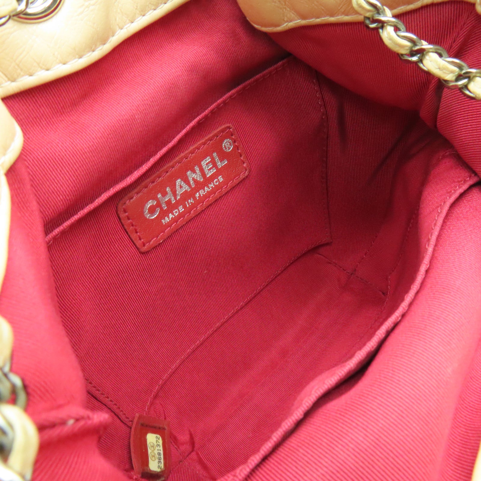 CHANEL 菱格皮革Gabrielle Bucket金扣/銀扣鏈帶肩背袋米色/黒色