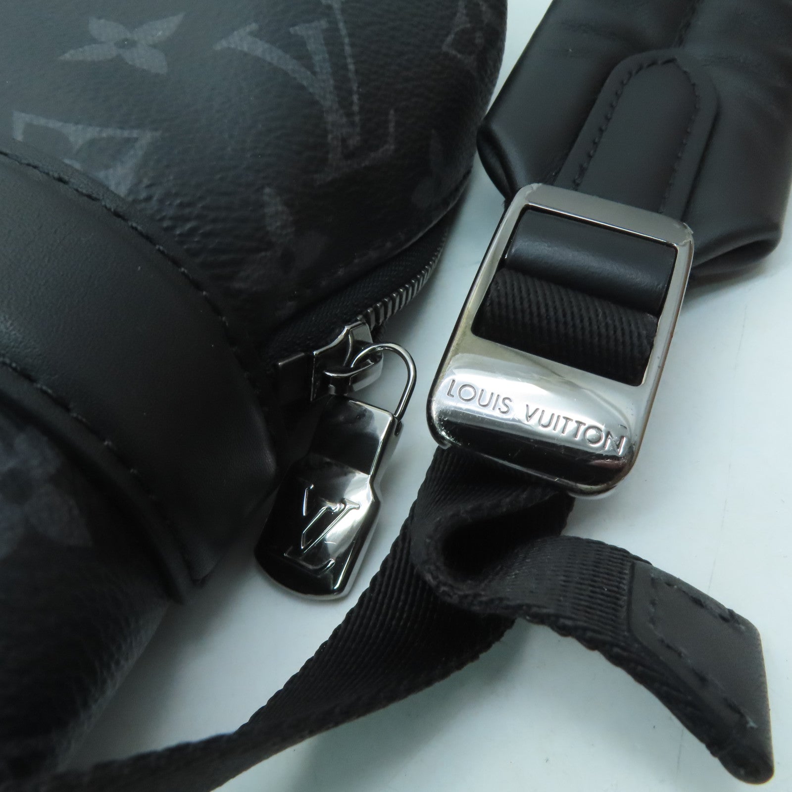 LOUIS VUITTON Monogram Eclipse Discovery PM銀扣背包黑色