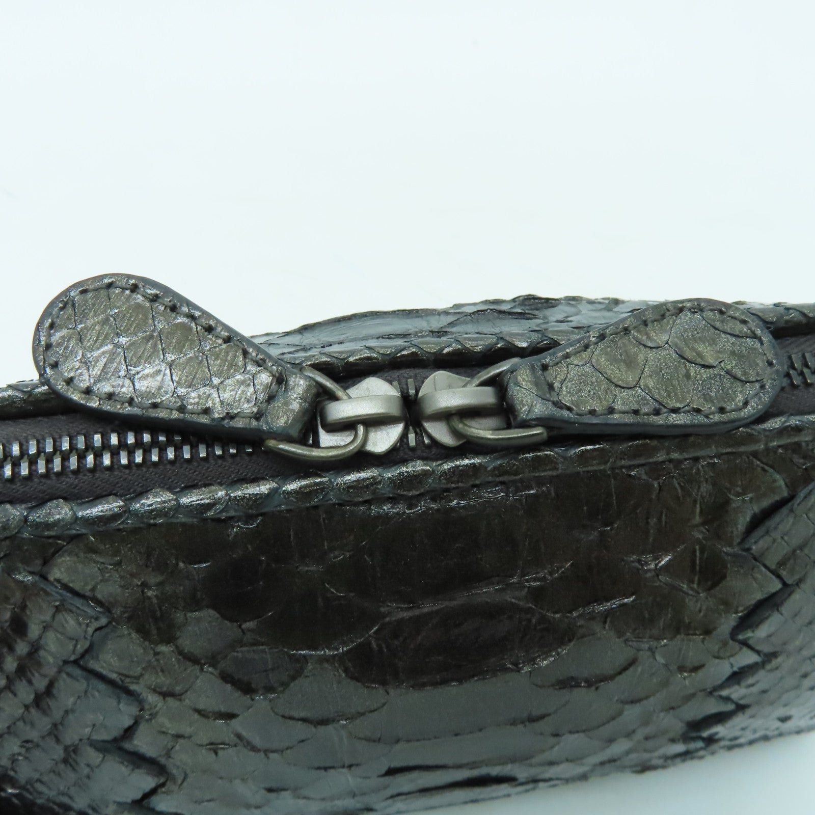 BOTTEGA VENETA 【激減優惠】蛇皮皮革Clutch Bag銀扣手拿包黑色/灰色
