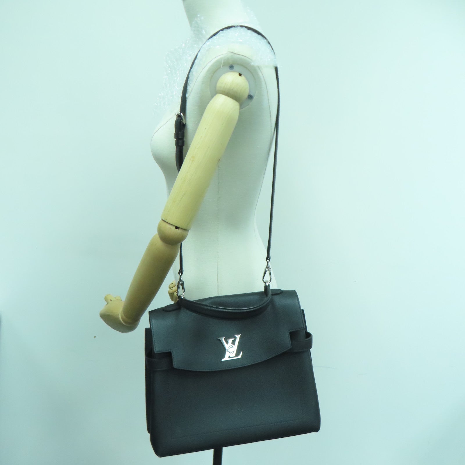 LOUIS VUITTON 牛皮皮革Lockme Ever BB银扣手挽肩背两用袋黑色