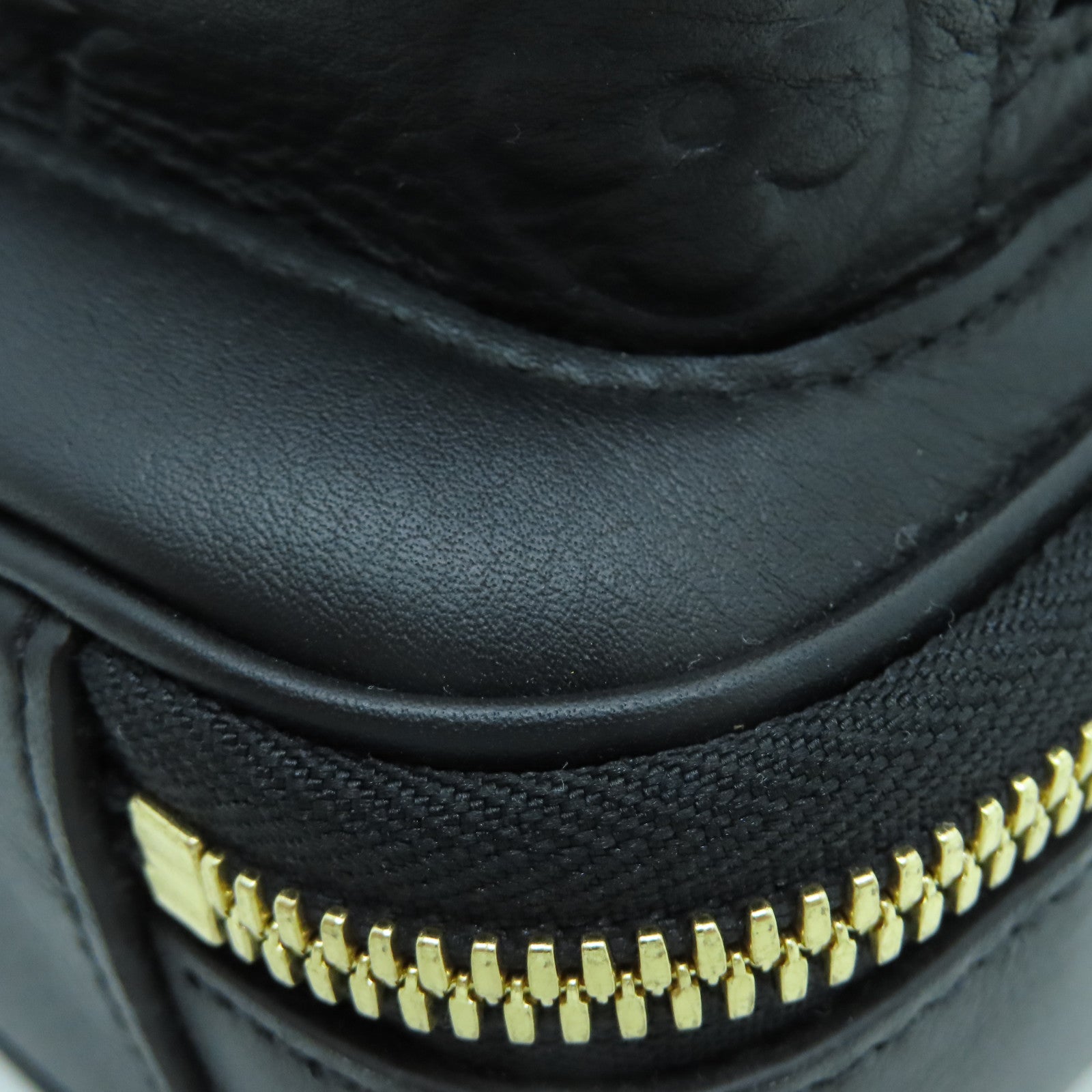 LOUIS VUITTON 牛皮皮革Utility Crossbody金扣肩背袋黑色