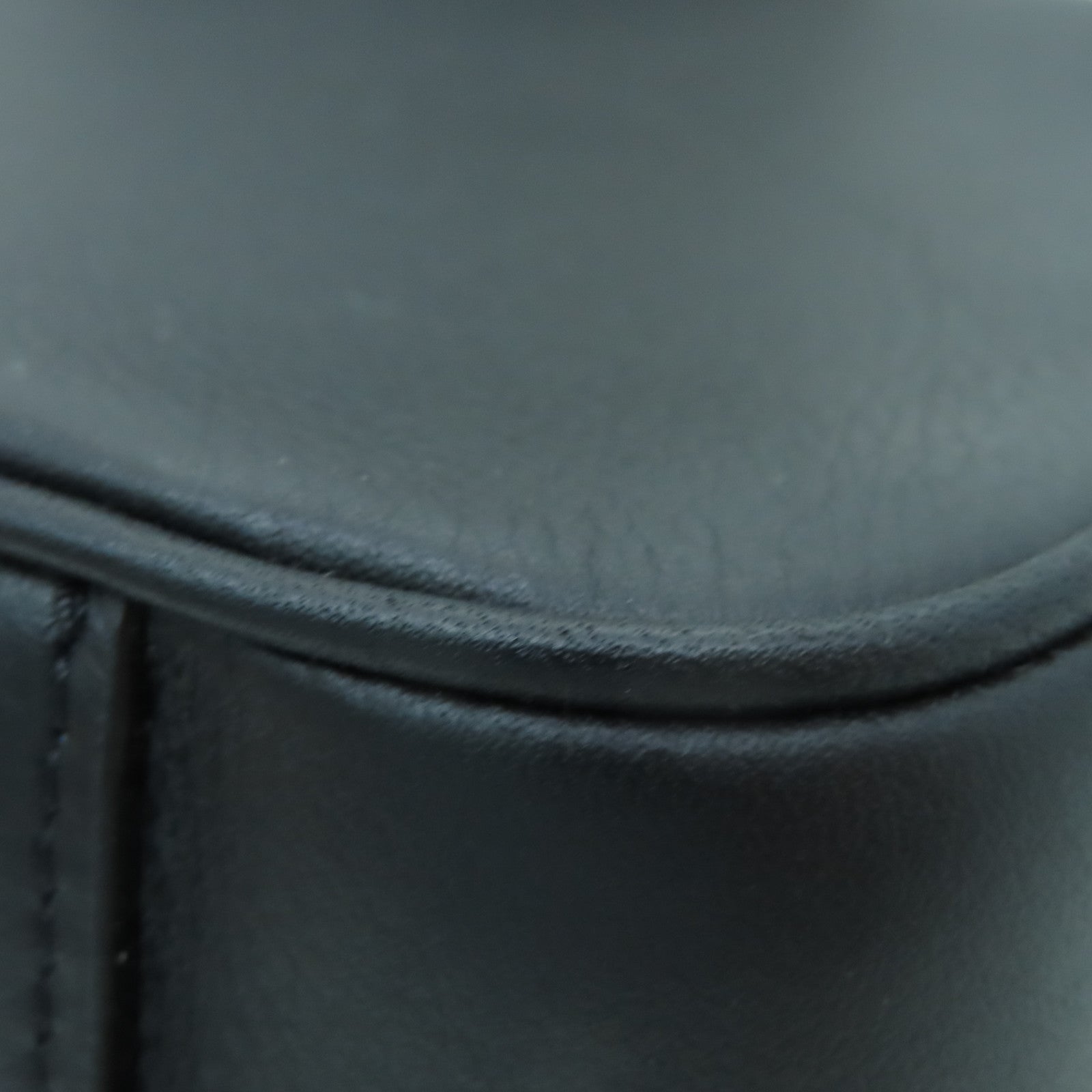 LOUIS VUITTON 牛皮皮革Utility Crossbody金扣肩背袋黑色