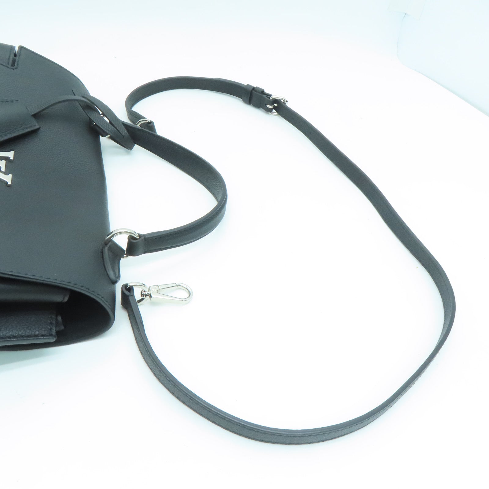 LOUIS VUITTON 牛皮皮革Lockme Ever BB银扣手挽肩背两用袋黑色