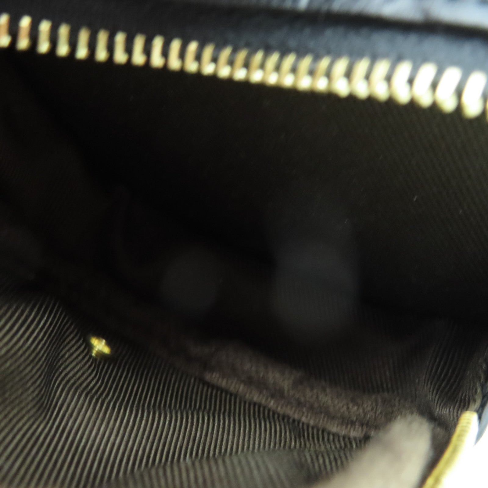 LOUIS VUITTON 牛皮皮革Utility Crossbody金扣肩背袋黑色