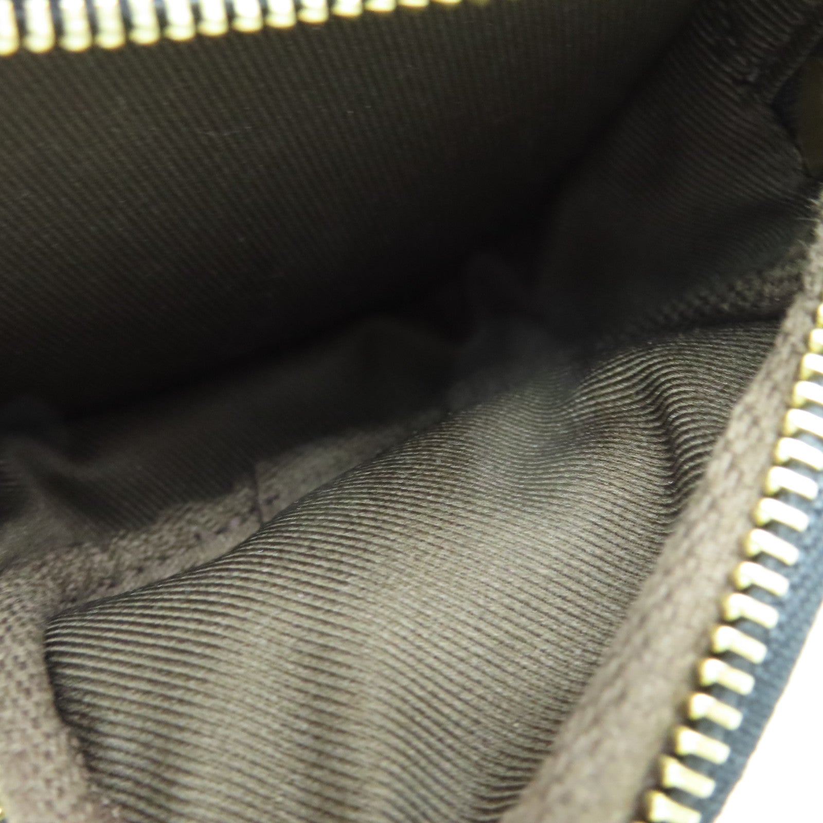 LOUIS VUITTON 牛皮皮革Utility Crossbody金扣肩背袋黑色