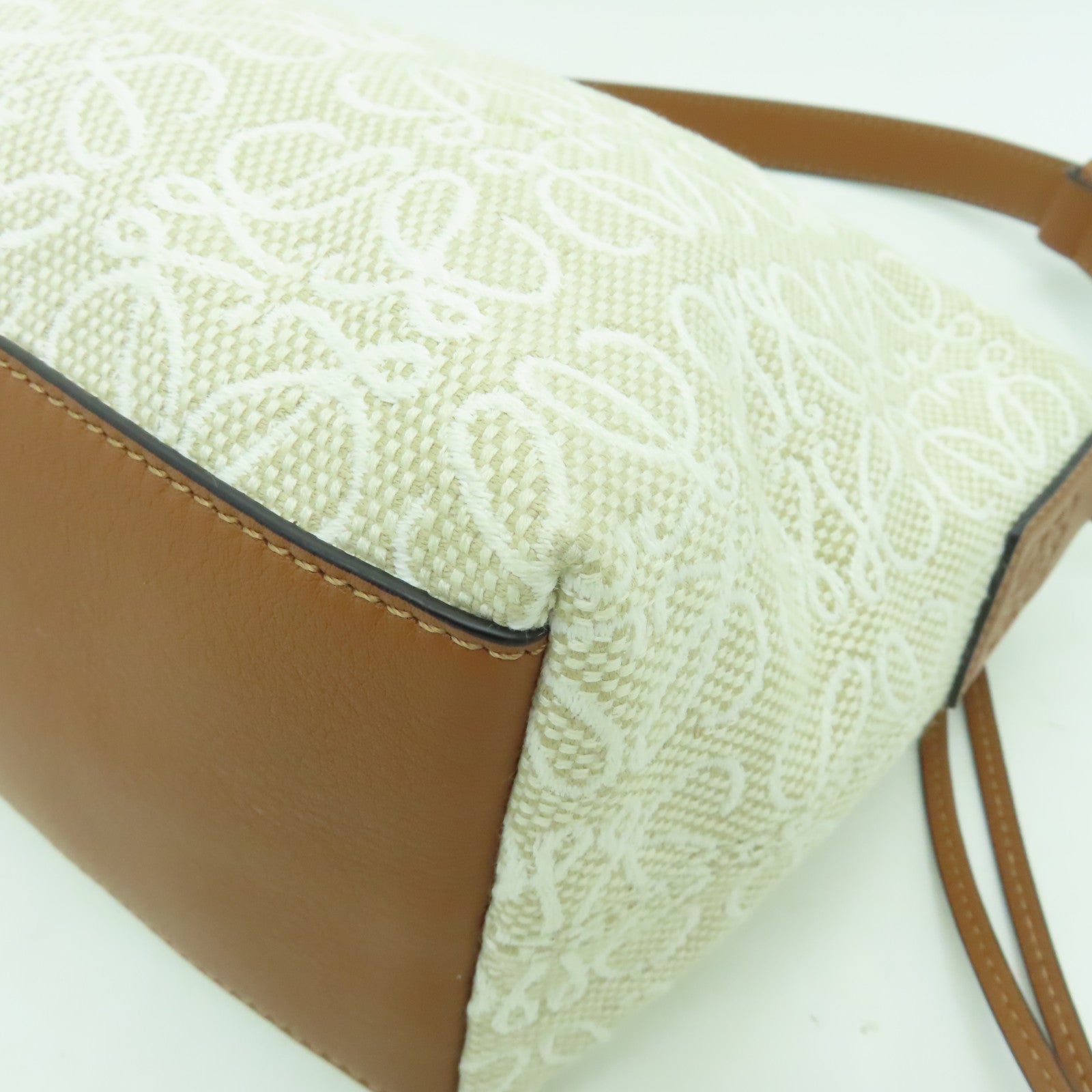 LOEWE 帆布/皮革Cubi金扣肩背袋白色/啡色