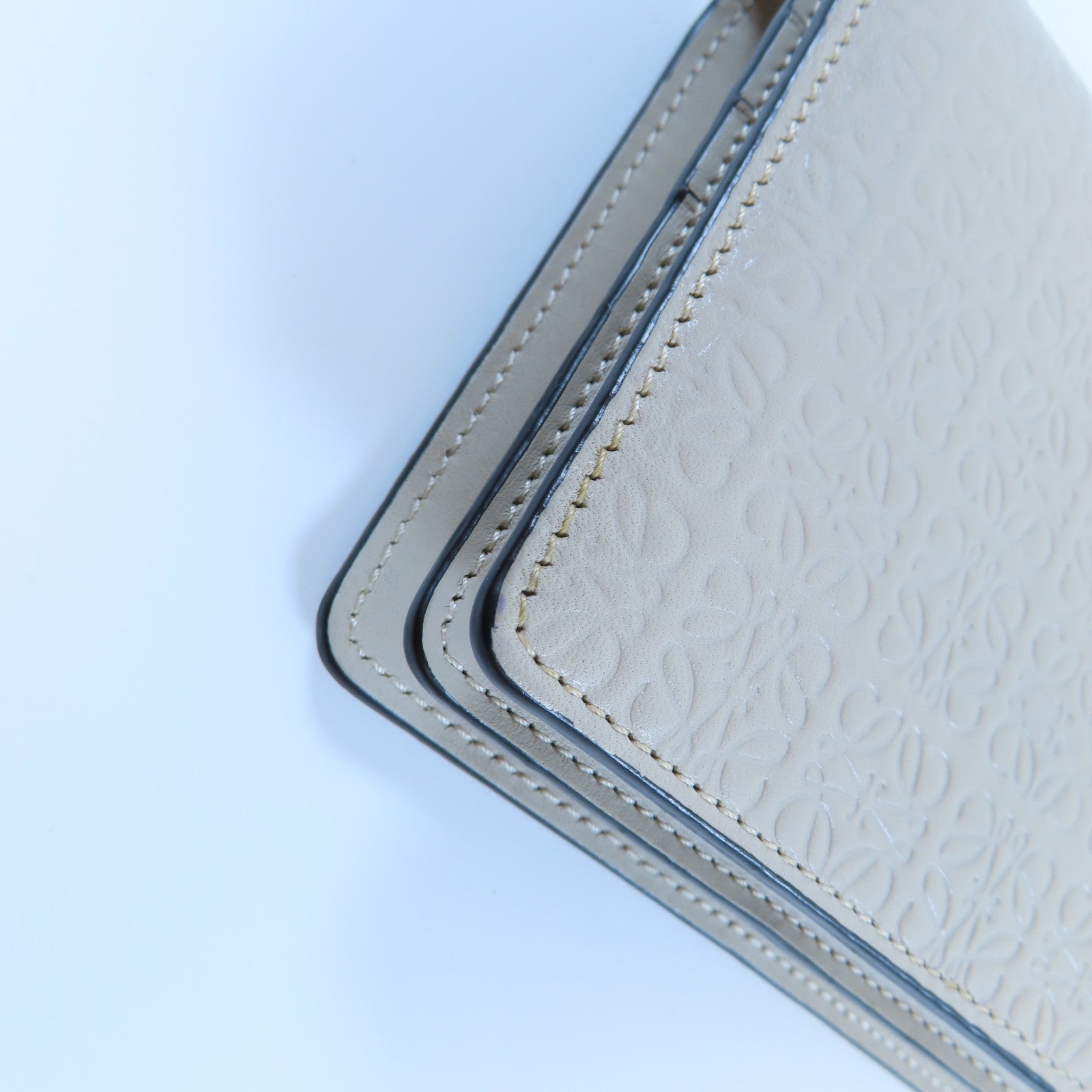 LOEWE 牛皮皮革Wallet金扣錢包米色