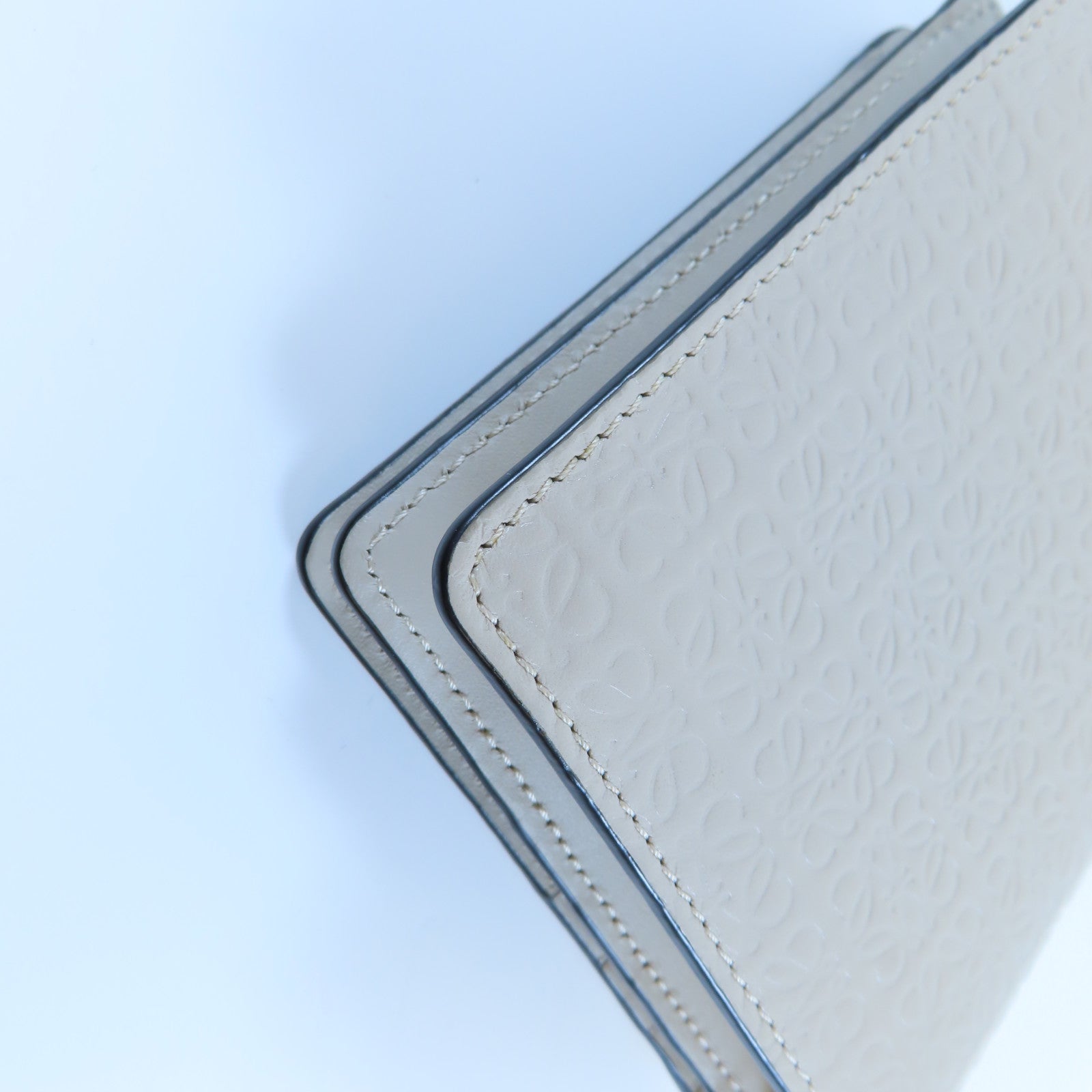 LOEWE 牛皮皮革Wallet金扣錢包米色