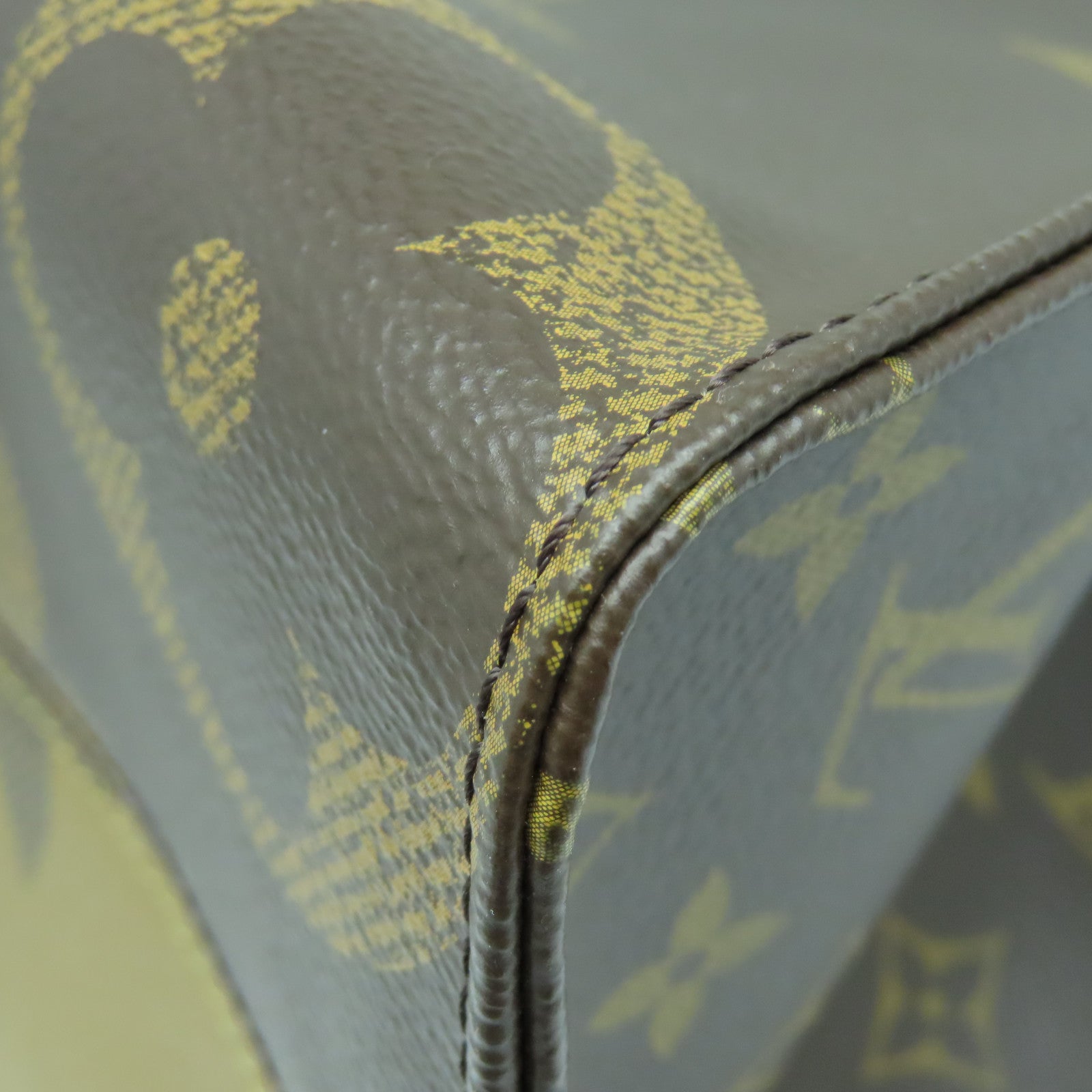 LOUIS VUITTON Monogram On The Go MM gold buckle handle shoulder bag brown