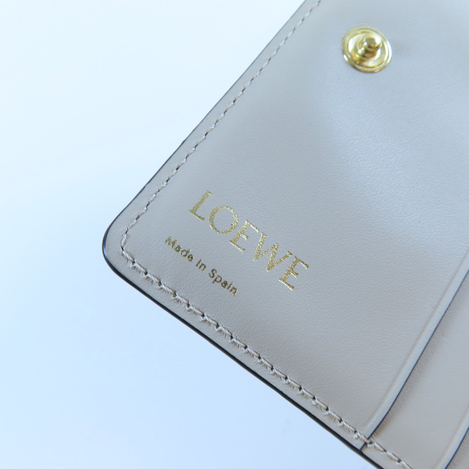 LOEWE 牛皮皮革Wallet金扣錢包米色