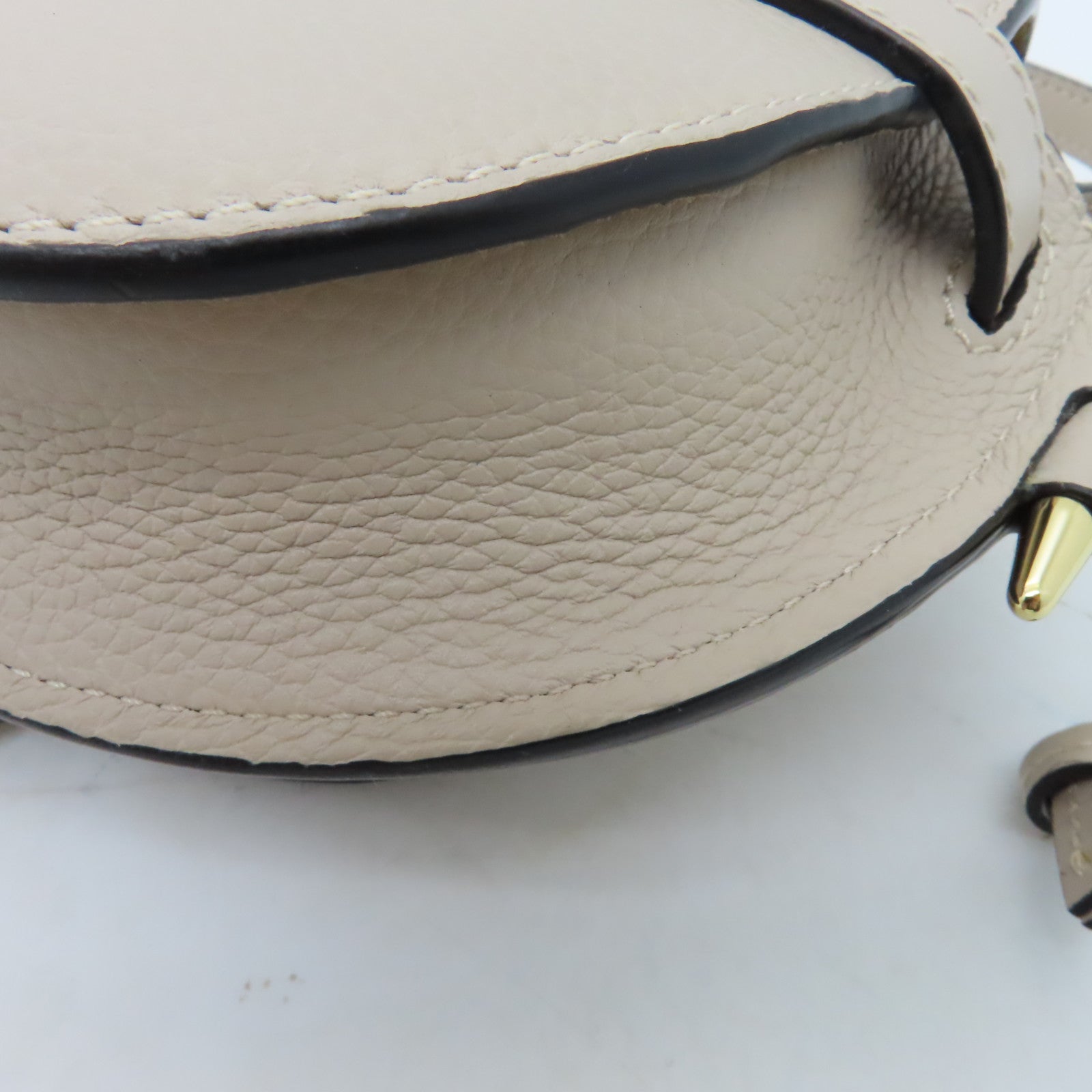 LOEWE 牛皮皮革Mini Gate金扣肩背袋米色