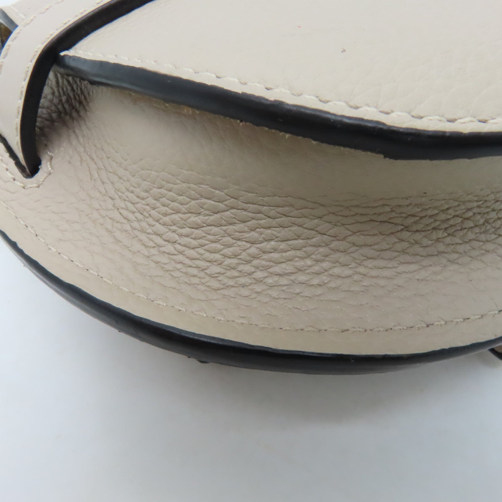 LOEWE 牛皮皮革Mini Gate金扣肩背袋米色