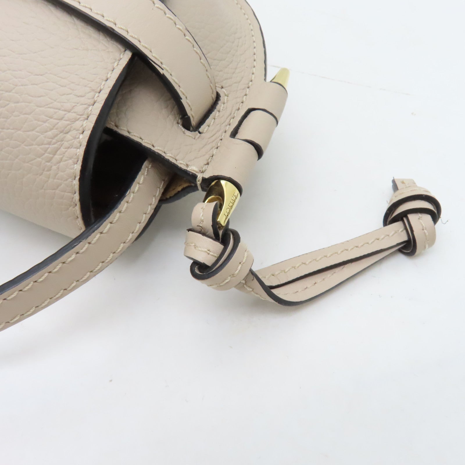 LOEWE 牛皮皮革Mini Gate金扣肩背袋米色
