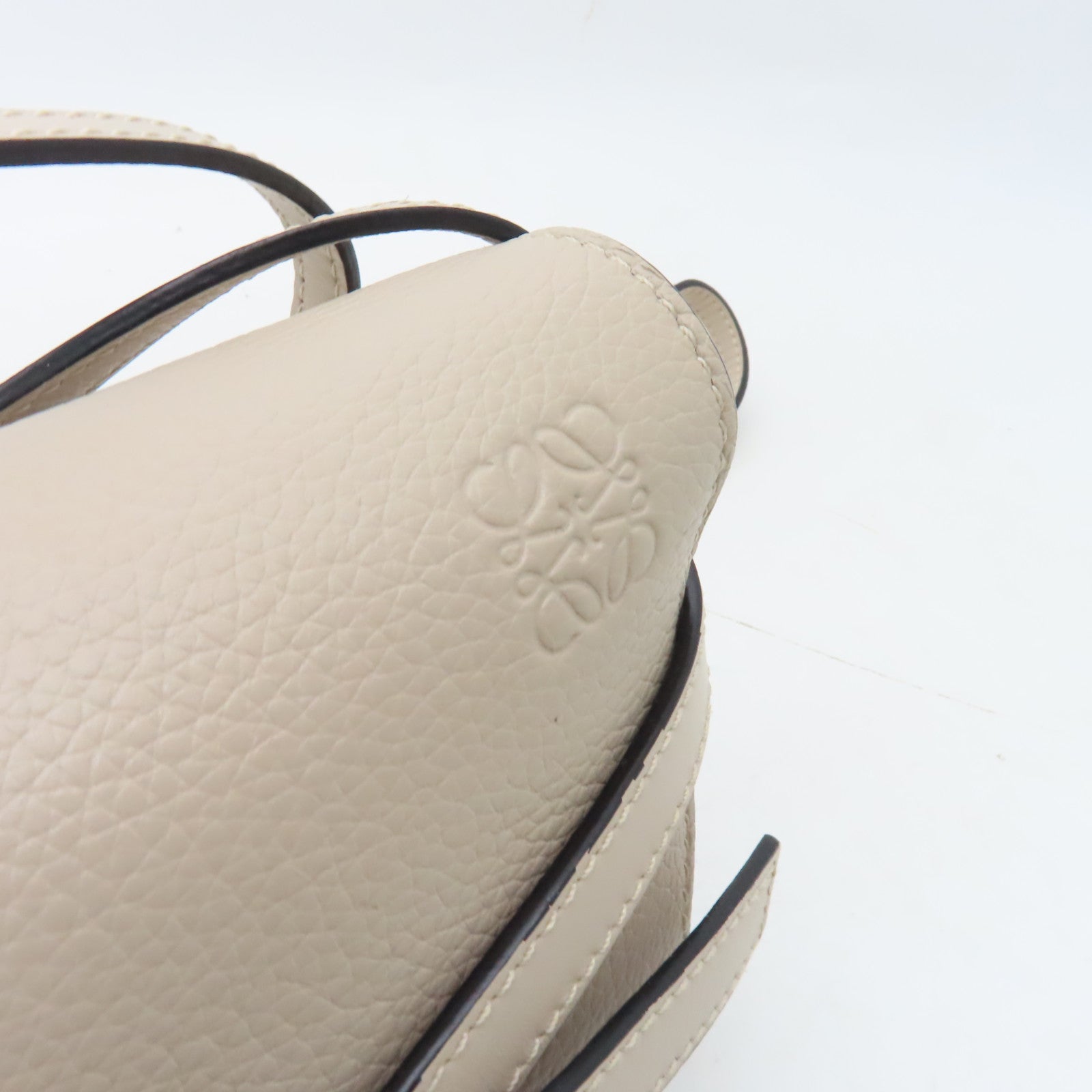 LOEWE 牛皮皮革Mini Gate金扣肩背袋米色