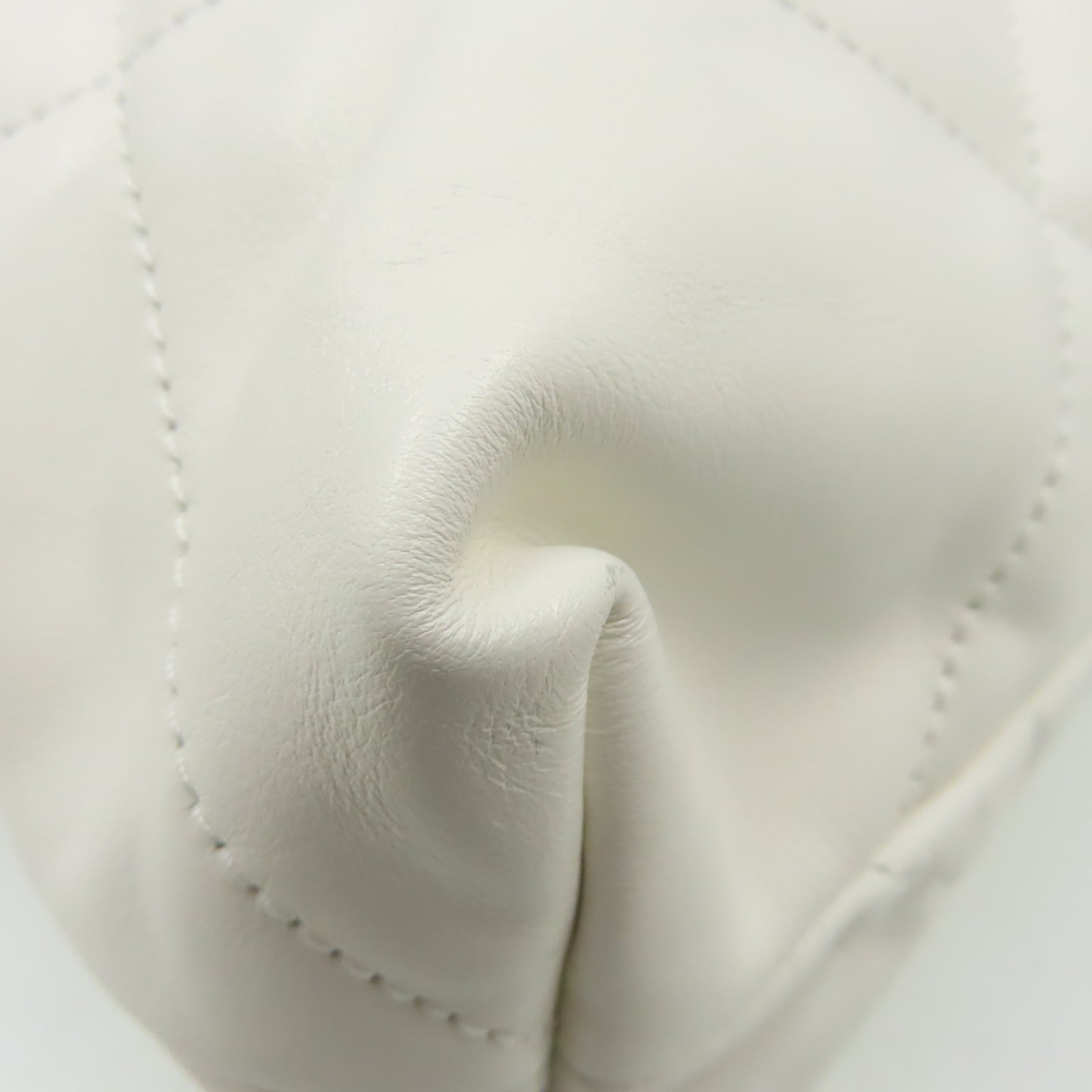 CHANEL 菱格牛皮皮革Chanel 22Shoulder Bag金扣鏈帶肩背袋米白色