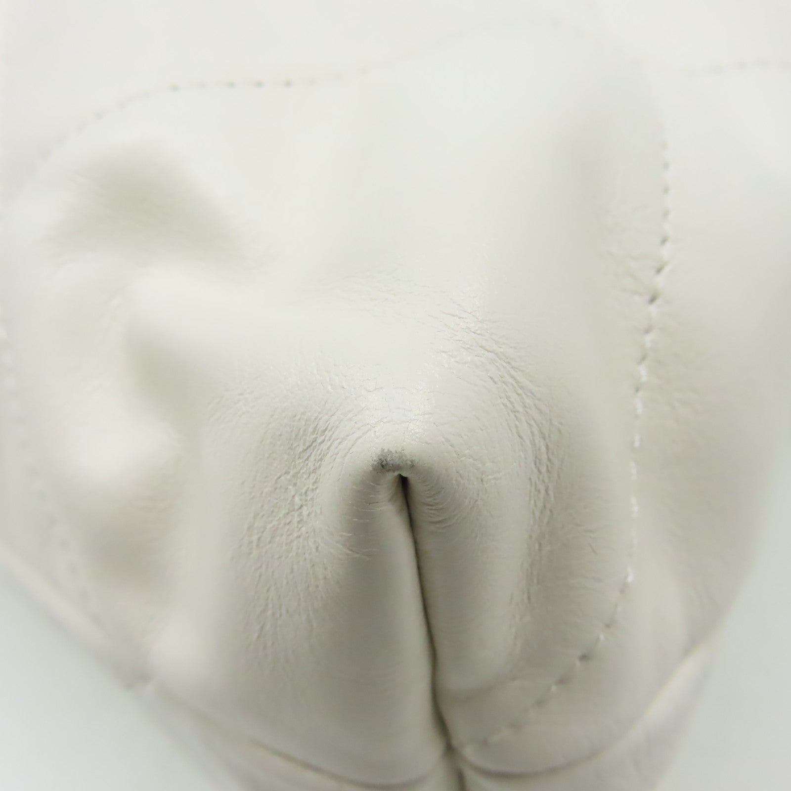 CHANEL 菱格牛皮皮革Chanel 22Shoulder Bag金扣鏈帶肩背袋米白色
