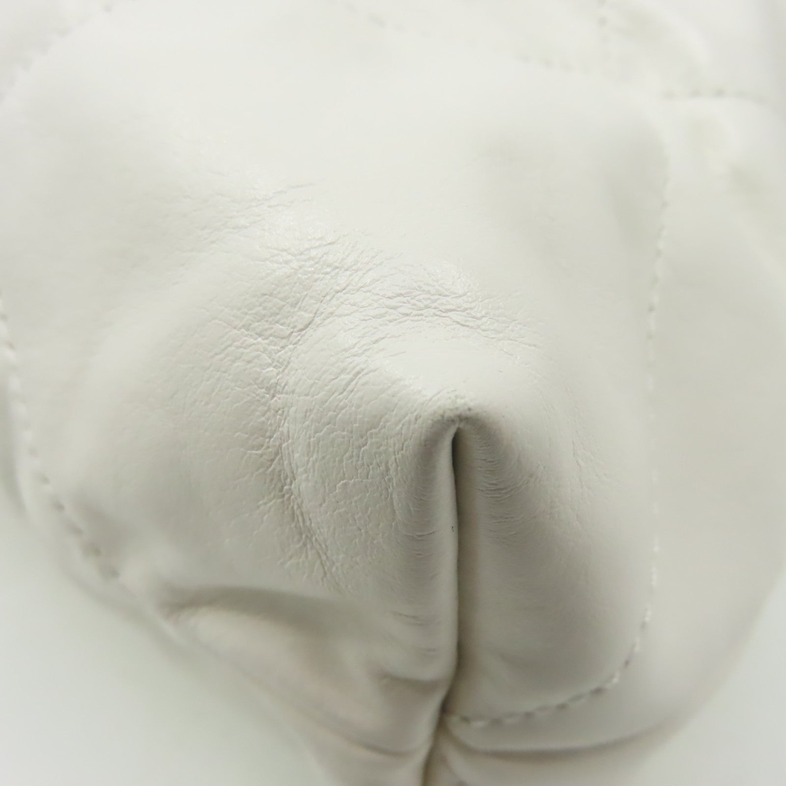 CHANEL 菱格牛皮皮革Chanel 22Shoulder Bag金扣鏈帶肩背袋米白色